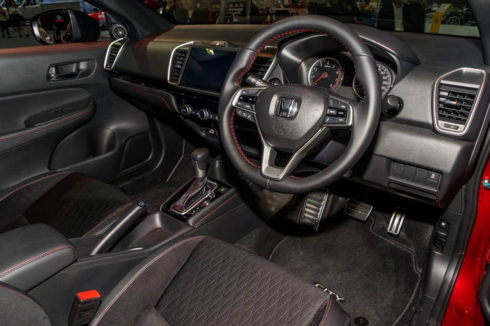 Ở bên trong, ca-bin của City mới được thiết kế thực dụng và thể thao hơn. Các chi tiết nổi bật như vô-lăng 3 chấu, bảng đồng hồ điện tử, các cửa gió điều hòa to bản. Trên các phiên bản cao cấp, City có thêm màn hình cảm ứng 8 inch độ phân giải cao.