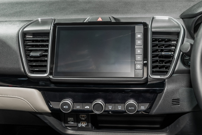 Honda City tại Ấn Độ có trang bị nhỉnh hơn Thái Lan. Phiên bản cao cấp nhất của City tại Ấn Độ được trang bị cửa sổ trời và công nghệ camera LaneWatch. Công nghệ này cũng xuất hiện trên CR-V 2020 vừa ra mắt thị trường Việt Nam.