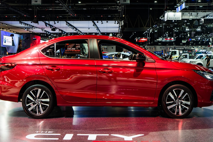 Ở thế hệ mới, Honda City sở hữu diện mạo cá tính hơn, đi kèm những trang bị mới. Tại Ấn Độ, Honda City 2020 có các số đo dài x rộng x cao lần lượt là 4.549 x 1.748 x 1.361 (mm), chiều dài cơ sở 2.600 mm. City tại thị trường Thái Lan có đôi chút khác biệt khi dài hơn 4 mm và thấp hơn 22 mm, chiều dài cơ sở ở mức 2.589 mm.