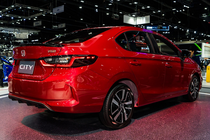 Trong khi đó, thị trường Ấn Độ có 2 tùy chọn động cơ. Đầu tiên là động cơ xăng i-VTEC 1.5L cho công suất 119 mã lực và mô-men xoắn 145 Nm. Còn lại là động cơ diesel i-DTEC có công suất thấp hơn, ở mức 99 mã lực và mô-men xoắn 200 Nm. Cả 2 động cơ đi kèm tùy chọn hộp số sàn 6 cấp hoặc CVT.