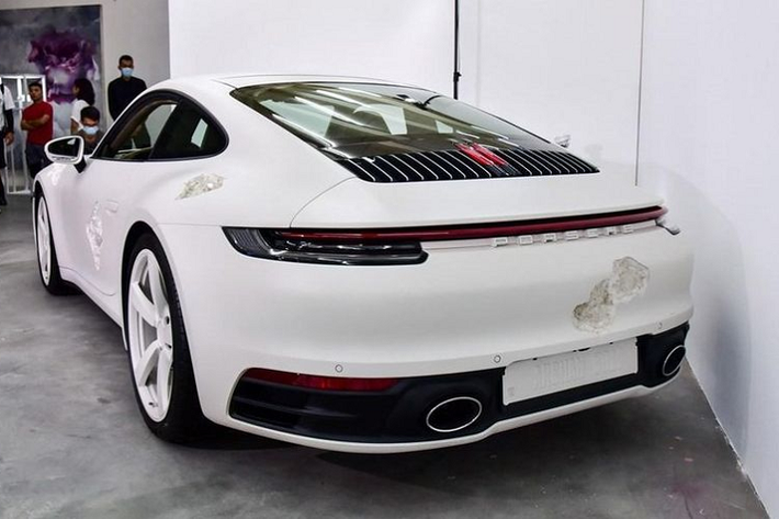 Chia sẻ về Porsche 911 độ pha lê ăn mòn này, Daniel Arsham cho biết: "Công việc của tôi thường liên quan đến sự phân rã và xói mòn của những vật thể kiểu này. Tôi đã thực hiện điều đó trên một số xe ô tô nhưng đây là chiếc đầu tiên tôi tạo ra hoàn chỉnh."