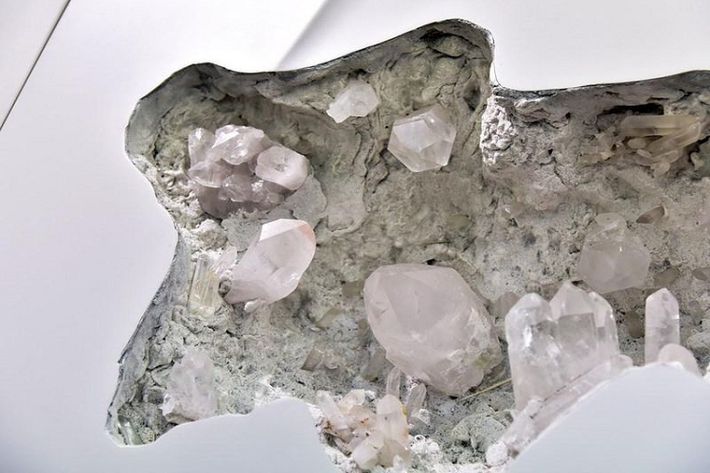 Để tăng sức hấp dẫn cho ngoại thất, Daniel Arsham đã sử dụng cách trang trí rất kỳ lạ, đó là dùng pha lê đắp lên một vài khu vực của các tấm thân xe, và đặc biệt hơn là Arsham đã hoàn thiện chúng với kỹ thuật ăn mòn pha lê. Phần còn lại của chiếc xe được sơn trắng muốt.