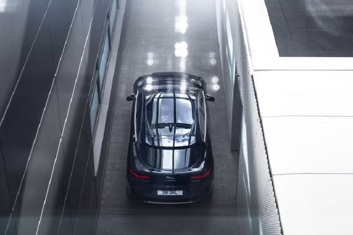 Bên cạnh Pivi Pro, Jaguar I-Pace thế hệ mới cũng có thêm nhiều trang bị đáng nói khác như hệ thống camera 360 độ, bổ sung camera góc rộng, hệ thống âm thanh hàng hiệu Meridian, hệ thống lọc không khí, gương kỹ thuật số ClearSight, màn hình cảm ứng giải trí 10 inch, màn hình LCD công-tơ-mét 12.3 inch, màn hình điều khiển 5 inch, sạc không dây...