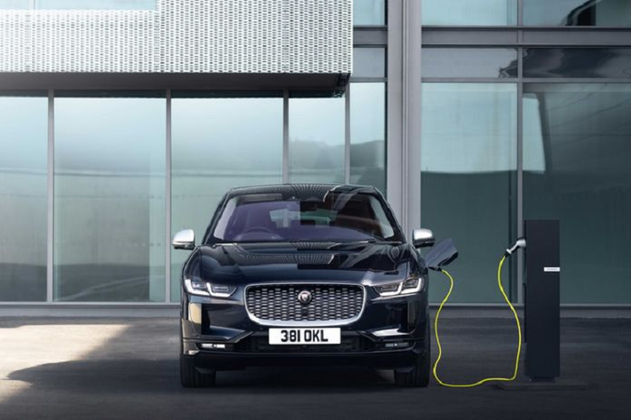 Thời gian di chuyển trong một lần sạc của I-Pace 2020 cũng gây ấn tượng với con số 470 km trong một lần sạc đầy.