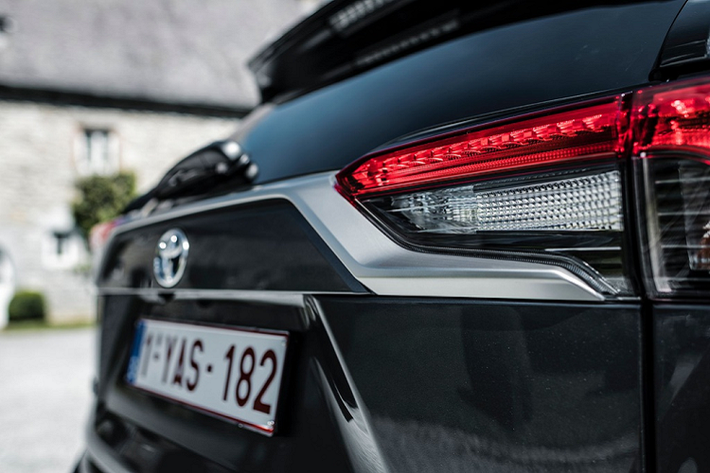 Khi chiếc SUV cần toàn bộ sức mạnh, động cơ xăng 4 xy-lanh 2.5L sẽ được kích hoạt. RAV4 PHEV có thể tăng tốc 0-100 km/h trong 6 giây nhờ hệ dẫn động 4 bánh thông minh (AWD-i).