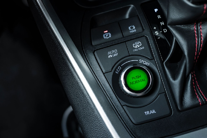 Để bù đắp thiếu sót đó, Toyota cung cấp cho RAV4 PHEV ổ cắm sạc 230 V/150 W, hệ thống thông tin giải trí mới nhất tích hợp Apple CarPlay/Android Auto, điểu khiển hệ thống điều hòa không khí từ xa và đèn cửa. Gói công nghệ an toàn Toyota Safety Sense là trang bị tiêu chuẩn cho RAV4 PHEV. Giá xe Toyota RAV4 Plug-in Hybrid 2021 mới hiện chưa được công bố chính thức.