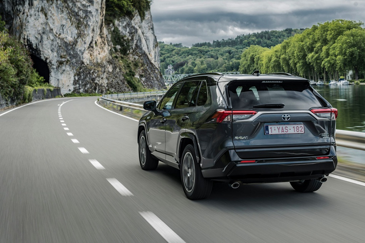 Không chỉ thân thiện với môi trường, RAV4 PHEV còn có quãng đường di chuyển ấn tượng - 75 km ở chế độ EV (chạy điện hoàn toàn). Ban đầu, Toyota dự kiến quãng đường di chuyển của chiếc SUV này chỉ khoảng 65 km.