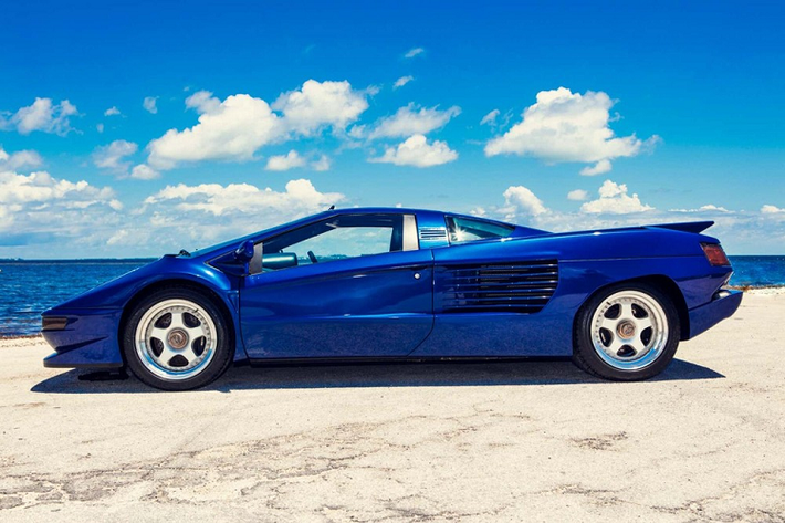 Nếu cảm thấy siêu xe Cizeta V16T có thiết kế khá quen mắt thì bạn hẳn có trí nhớ rất tốt. Cizeta V16T vốn do ông Claudio Zampolli - người từng tham gia vào quá trình phát triển siêu xe Lamborghini Miura và thiết lập hệ thống đại lý Lamborghini tại Mỹ - thiết kế. Ngoài ra, thiết kế nguyên bản của siêu xe này do ông Marcelo Gandini - người tạo hình cho siêu xe Lamborghini Miura, Countach và phiên bản cuối cùng của Diablo - chấp bút.