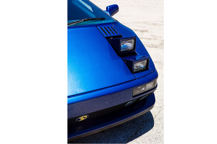 Bên ngoài, Cizeta V16T rộng hơn khoảng 76 mm so với Ferrari Testarossa và mang ngoại hình tương tự những chiếc siêu xe Lamborghini vào hồi đầu thập niên. Tuy nhiên, Cizeta V16T đặc biệt hơn một chút khi được trang bị đến 4 đèn pha có thể gập xuống và mở lên trên nắp ca-pô.