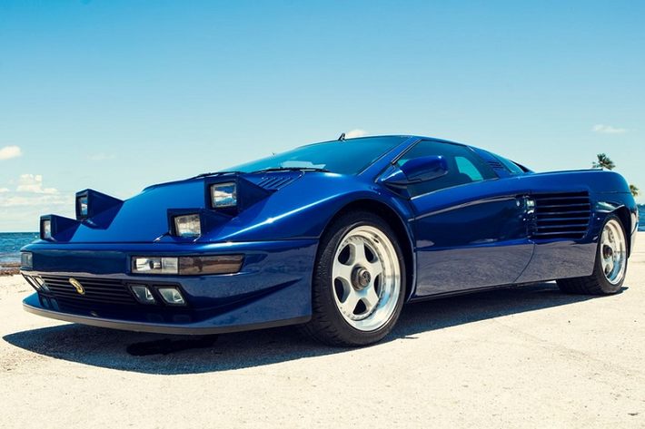 Nói đến chủ sở hữu của những bộ sưu tập xe "khủng" nhất thế giới, không thể không nhắc đến Quốc vương Brunei - Hassanal Bolkiah. Theo tin đồn, siêu xe của quốc vương đình đám tại Đông Nam Á này lên đến 5.000 chiếc khác nhau. Không ít chiếc xe trong số đó hiện đang nằm phủ bụi và "chết dần, chết mòn" tại Brunei.