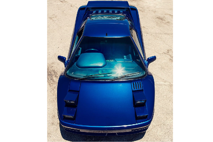 Ngoài ra, còn có những chiếc xe "may mắn" hơn khi được rao bán trên thị trường ôtô cũ. Chiếc siêu xe Cizeta V16T đời 1993 dưới đây là một ví dụ điển hình. Mang số khung No. 101, đây là 1 trong đúng 9 chiếc siêu xe Cizeta V16T trên toàn thế giới sở hữu cả nội thất lẫn ngoại thất màu xanh dương.