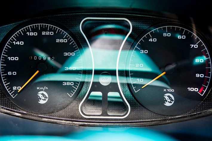 Tuy nhiên, chiếc Cizeta V16T này lại không được đưa từ Singapore về Brunei và cũng chưa từng được đăng ký. Do đó, không có gì ngạc nhiên khi chiếc xe mới chạy chưa đến 600 dặm (khoảng 965 km). Thậm chí, chiếc Cizeta V16T của Quốc vương còn chưa từng được thay lốp.