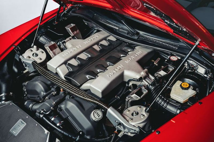 Đối với hệ thống treo, bộ giảm chấn Bilstein được điều chỉnh cao dường như mang lại trải nghiệm lái sắc nét hơn cho Vanquish 25, nhờ thanh chống lật cứng hơn, ống lót sửa đổi và các giảm chấn chắc chắn hơn.