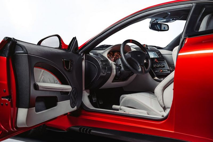 Giá xe Aston Martin Callum Vanquish bán ra dự kiến khoảng 550.000 bảng Anh (khoảng 16,2 tỷ đồng). Toàn bộ 25 chiếc Vanquish 25 sẽ được hoàn thành và bàn giao vào cuối năm 2020.