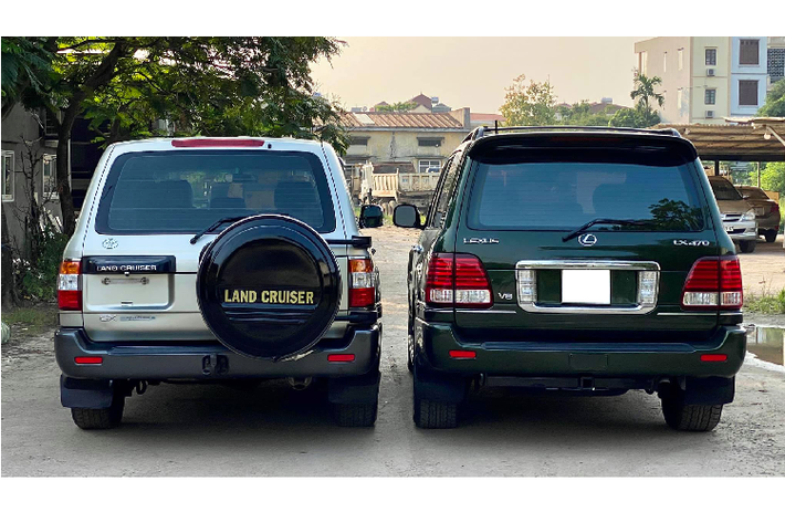 Nội thất Land Cruiser được thiết kế mộc mạc với những tiện nghi tối giản tập trung vào sự thực dụng. Những trang bị tiện nghi cao cấo bao gồm: bề mặt ghế, tay vịn cửa & trang trí, bảng táp-lô trung tâm, tựa đầu, núm xoay, vô lăng được bọc da và trang trí bằng gỗ óc chó cao cấp. Đề nổ Start/Stop, hệ thống giải trí trên LX470 được trang bị hệ thống âm thanh Mark Levinson, CD 6 đĩa,...