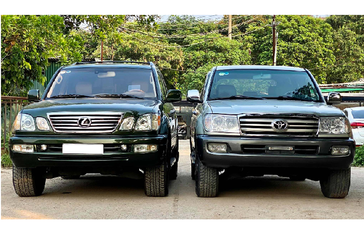 Toyota Land Cruiser 100 Series và Lexus LX470 đều chia sẻ chung động cơ xăng V8 dung tích 4.7L (2UZ-FE ), chính vì thế dòng LX thế hệ này được đặt tên gọi “LX470” mang ý nghĩa 4.7L. Sử dụng chung với hộp số tự động 4 cấp (ECT-i). Trong khi đó, ở dòng Land J100 đa dạng phiên bản động cơ hơn như máy xăng I6 4.5L (1FZ-FE), hay các phiên bản máy dầu 4.2L hàng hiếm tại Việt Nam, vốn được nhiều dân chơi Land Cruiser săn lùng.