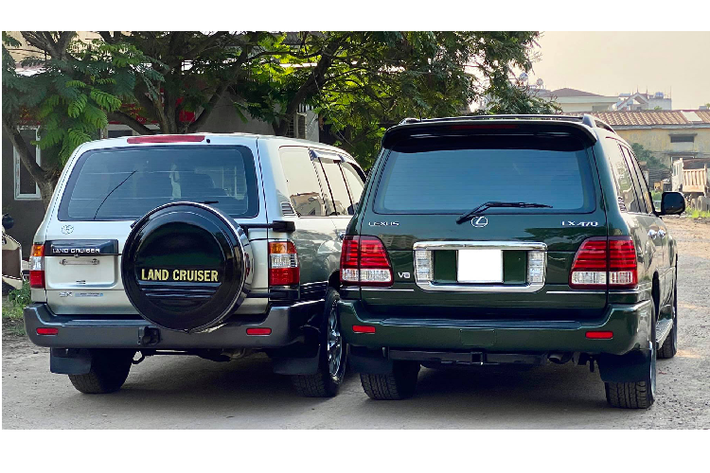 Tạm bỏ qua những chiếc Toyota Land Cruiser và Lexus LX 570 đời mới hiện nay. Hãy cùng nhìn lại hai thế hệ trước đó của Land Cruiser và Lexus LX, trong ảnh là hai chiếc Land Cruiser 100 Series (1998–2007) phiên bản GX 4.5 và Lexus LX470 (1998–2007) của một người chơi xe tại Việt Nam.