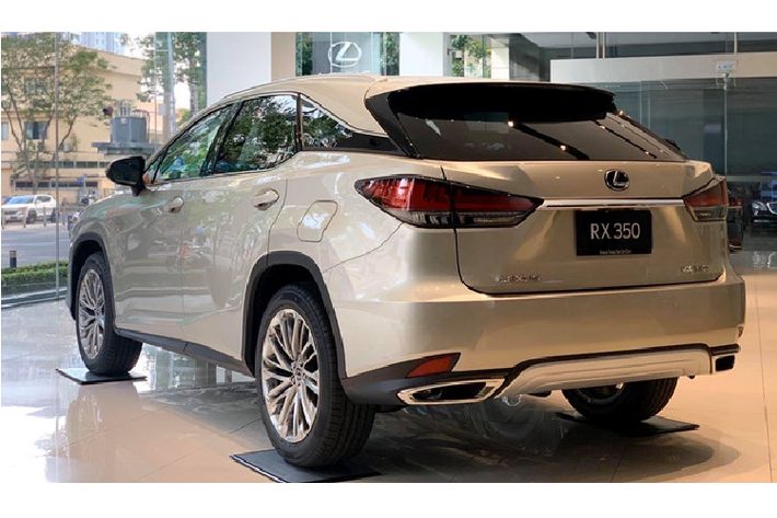 Hệ thống giải trí của xe là màn hình cảm ứng 12,3 inch hỗ trợ kết nối Apple CarPlay và Android Auto… với đầu ra là hệ thống âm thanh Mark Levinson 15 loa cao cấp. “Trái tim” của Lexus RX350 2020 là động cơ V6 - 3.5L giúp sản sinh công suất tối đa 295 mã lực và mô-men xoắn 362 Nm. Động cơ trên sẽ truyền sức mạnh đến bánh xe thông qua hộp số tự động 8 cấp và hệ dẫn động 4 bánh toàn thời gian AWD.