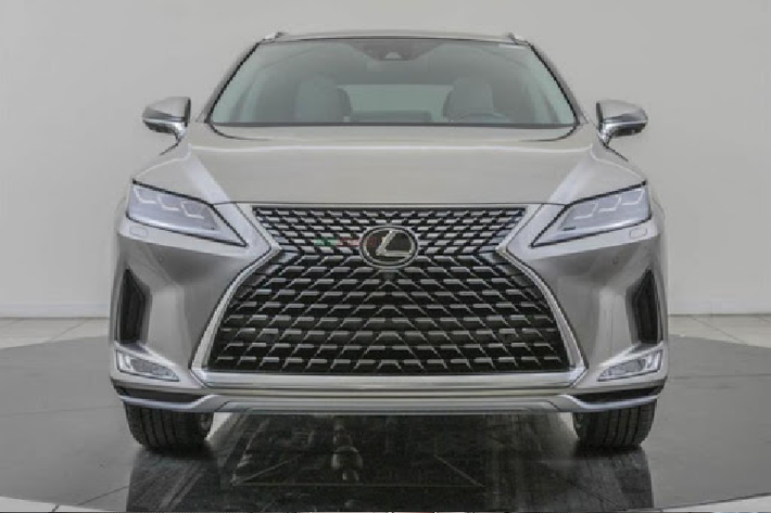 Bên thân xe, Lexus RX350 2020 mới sử dụng bộ la-zăng đa chấu màu ti-tan với kích thước 20 inch. Điểm khác biệt là bản nhập Mỹ sử dụng lốp Bridgestone với công nghệ Runflat giúp chiếc xe có thể di chuyển thêm một quãng đường dài dù lốp xe bị rò rỉ hơi, thậm chí là bị đâm thủng, còn bản chính hãng là lốp Dunlop.