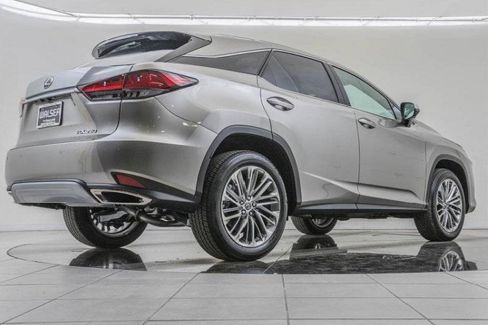 Bên trong khoang nội thất, Lexus RX350 2020 nhập Mỹ tương tự hàng chính hãng với những vật liệu cao cấp được áp dụng như ghế ngồi bọc da cao cấp Semi-Aniline màu nâu sẫm. Ghế trước của chiếc SUV có thể điều chỉnh 10 hướng, nhớ 3 vị trí và có hỗ trợ tựa lưng ghế và làm mát ghế. Trên vô-lăng xe sử dụng gỗ ốp màu đen bóng còn bản chính hãng là gỗ nâu, những phím bấm chức năng được tích hợp đầy đủ. 