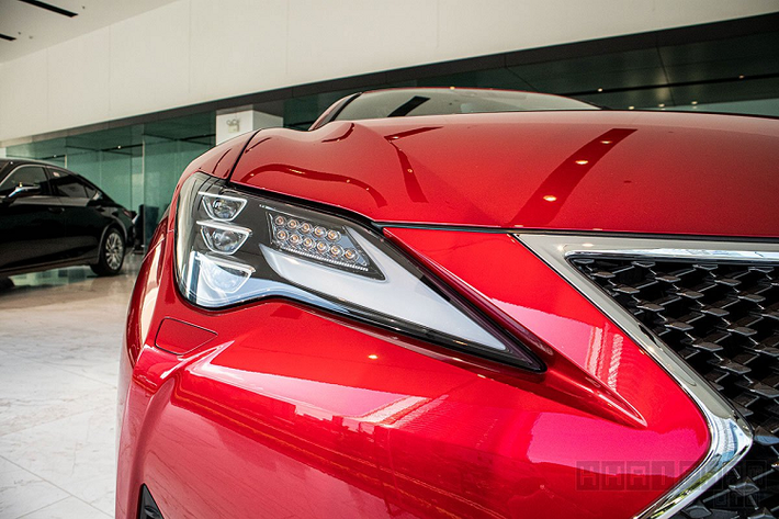 Về thiết kế, Lexus RC 300 2020 mang đến diện mạo trẻ trung với điểm nhấn dáng xe coupe 2 cửa. Mẫu xe này có kích thước tổng thể "3 vòng" chiều Dài x Rộng x Cao tương ứng là 4.700 x 1.840 x 1.395 (mm), chiều dài trục cơ sở đạt 2.730 mm, khoảng sáng gầm xe 130 mm. So với "người tiền nhiệm" Lexus RC 200t trước, RC300 dài hơn 5 mm giúp dáng xe được cải thiện đôi chút.