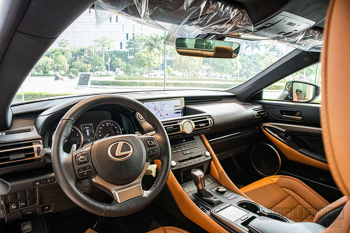 Mặc dù trục dài cơ sở lớn đến 2.730 mm tương đương dòng xe SUV 7 chỗ nhưng không gian nội thất của RC300 lại chật hẹp đúng kiểu xe coupe 2 cửa. Những vật liệu ở khoang lái xe RC300 2020 cũng không thực sự ấn tượng theo cảm nhận của chúng tôi, chi tiết gỗ Shimamoku xuất hiện khá ít chỉ trên táp-lô, táp-li cửa.