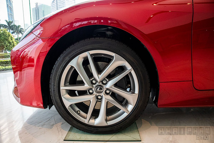 Ngoại thất Lexus RC 300 2020 cũng được cải tiến ở phần đầu xe với lưới tản nhiệt dạng tổ ong thay vì nan dọc với viền mạ crom, trung tâm là logo thương hiệu. Hệ thống đèn của RC300 facelift được trang bị công nghệ Full-Led, đèn pha là 3 bóng LED xếp tầng theo chiều dọc, đèn chạy ban ngày cùng xi-nhan được kết hợp. Đèn xe Lexus RC 300 2020 được tích hợp tính năng điều chỉnh góc chiếu và bật/tắt tự động với cảm biến.