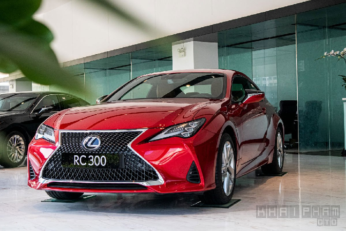 Mẫu xe hạng sang Lexus RC 300 2020 mới là phiên bản nâng cấp với diện mạo thể thao hơn vừa ra mắt tại thị trường Việt Nam, cùng với đó là mức giá phân phối chính hãng là 3,27 tỷ đồng. Lexus RC 300 2020 mới là phiên bản nhằm thay thế cho mẫu RC 200t trước đây với một số thay đổi đáng chú ý đến từ thương hiệu Nhật Bản. Mẫu xe coupe này thực chất không có đối thủ cùng phân khúc bởi những thương hiệu như Mercedes-Benz hay BMW đều không có chiếc xe nào thiết kế tương tự. Do đó, Lexus RC 300 khá "thong dong" ở thị trường ôtô trong nước về cả nghĩa đen lẫn bóng.