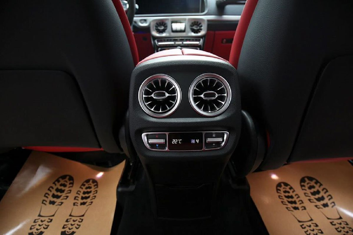 Mercedes-AMG G63 được trang bị 3 màn hình giải trí có kích thước 12,3 inch hỗ trợ kết nối Apple CarPlay và Android Auto... đầu ra là dàn âm thanh Burmester cao cấp. Không chỉ vậy, xe còn có hệ thống điều hoà tự động 3 vùng độc lập, cửa gió điều hoà dạng tua-bin máy bay đặc trưng, kính lái 1 chạm mọi vị trí, ốp carbon ở bệ điều khiển trung tâm, táp-lô...