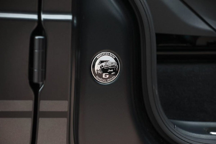 Khác biệt lớn nhất trên Mercedes-Benz G63 Trail Package 2020 đến từ bộ mâm hợp kim 5 chấu kép theo phong cách thể thao cứng cáp hơn bản tiêu chuẩn với kích thước 20 inch. Đặc biệt, xe còn có bộ lốp thích ứng chuyên chạy địa hình được gắn lên phiên bản Trail Package. Ngoài ra, gương xe được bổ sung thêm chi tiết sơn đỏ nổi bật, ống xả đôi 2 bên vẫn là điểm đặc trưng trên G63 hiện hành.