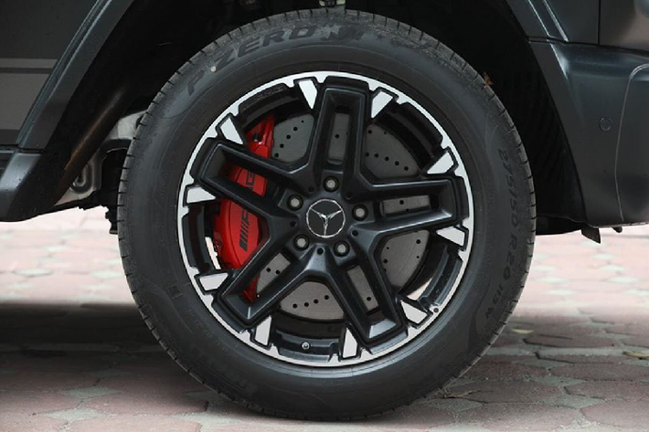 Ở thế hệ hiện hành, Mercedes-AMG G63 2020 sở hữu kích thước chiều Dài x Rộng x Cao lần lượt là 4.763 x 1.855 x 1.938 (mm), chiều dài cơ sở đạt 2.850 mm. Nhờ các số đo ấn tượng nên mẫu xe địa hình hạng sang này hầm hố và mang đến dáng vẻ bệ vệ.