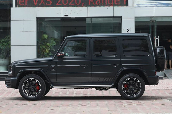 Nhìn trực diện phần đầu, Mercedes-Benz G63 độ Trail Package duy trì hệ thống đèn chiếu sáng trước sử dụng công nghệ LED toàn phần với thiết kế dạng elip. Đèn pha/cos có tính năng bật/tắt tự động và điều chỉnh góc đánh lái khi vào cua. Trung tâm, lưới tản nhiệt của xe vẫn dùng những thanh nan dọc với logo "Ngôi sao ba cánh" kèm camera trước quen thuộc.