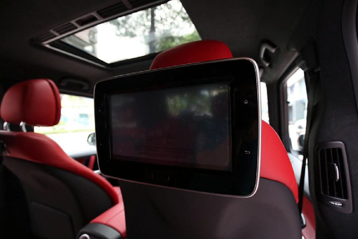 Ghế ngồi trên chiếc SUV địa hình G63 bản Trail Package dùng chất liệu bọc da cao cấp, ghế trước chỉnh điện kèm tính năng nhớ 3 vị trí ở ghế lái. Trong khi đó, hàng ghế sau trên xe vẫn đủ 3 tựa đầu, bệ tỳ tay trung tâm kèm hộc để ly.