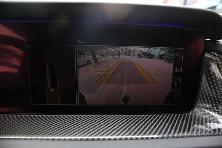 Về an toàn, Mercedes-AMG G63 có nhiều công nghệ như: hệ thống chống bó cứng phanh ABS, cân bằng điện tử, phanh thích ứng, khởi hành ngang dốc, hỗ trợ xuống dốc, phanh tay điện tử &amp; giữ phanh tự động Hold, hỗ trợ đỗ xe chủ động, cảnh báo mất tập trung và 7 túi khí. Bên cạnh đó là gói Driver Assistance với hệ thống hỗ trợ phanh chủ động (Active Brake Assist) và hỗ trợ giữ làn đường (Lane Keeping Assist)...