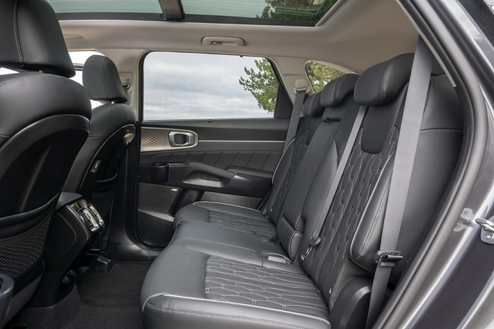 Phiên bản cao cấp nhất là Sorento 4 được nâng cấp lên ghế bọc da Nappa, ghế lái chỉnh điện 10 hướng và có chức năng nhớ vị trí, cửa sổ trời toàn cảnh, màn hình kính lái HUD, dàn loa Bose...