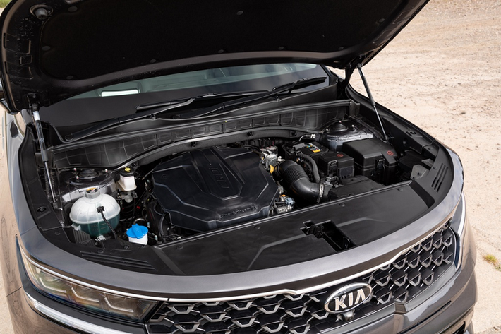 Kia Sorento 3 cũng có tùy chọn động cơ diesel tăng áp CRDi 2.2L kết hợp cùng hộp số tự động 8 cấp, sản sinh công suất 199 mã lực và mô-men xoắn cực đại 440 Nm. Hệ truyền động plug-in hybrid dự kiến sẽ được giới thiệu vào cuối năm nay.