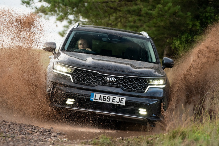 Giá xe Kia Sorento 2021 tại Anh khởi điểm từ 50.810 USD (gần 1,2 tỷ đồng) cho phiên bản Sorento 2, Sorento 3 có giá từ 53.950 USD (1,24 tỷ đồng) và phiên bản cao cấp nhất Sorento 4 có giá từ 61.405 USD (1,4 tỷ đồng). Kia cũng phân phối mẫu SUV này tại Đức với giá bán khởi điểm 48.658 USD (1,1 tỷ đồng).