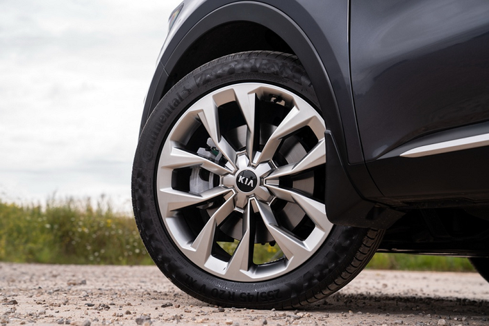 Kia Sorento thế hệ mới được trang bị bộ mâm hợp kim 17 inch, trong khi Sorento 3 và Sorento 4 sở hữu bộ mâm 19 inch.