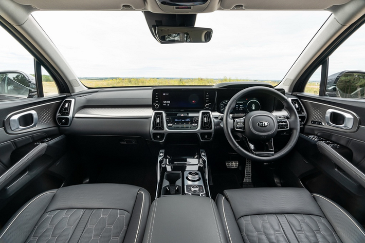 Cả 3 phiên bản của Sorento 2021 tại châu Âu đều có màn hình thông tin giải trí 8 inch và màn hình tốc độ điện tử 12,3 inch. Phiên bản Sorento 2 sở hữu vô lăng và ghế trước tích hợp chức năng sưởi, điều hòa khí hậu 2 vùng và cửa gió cho hàng ghế thứ 3...