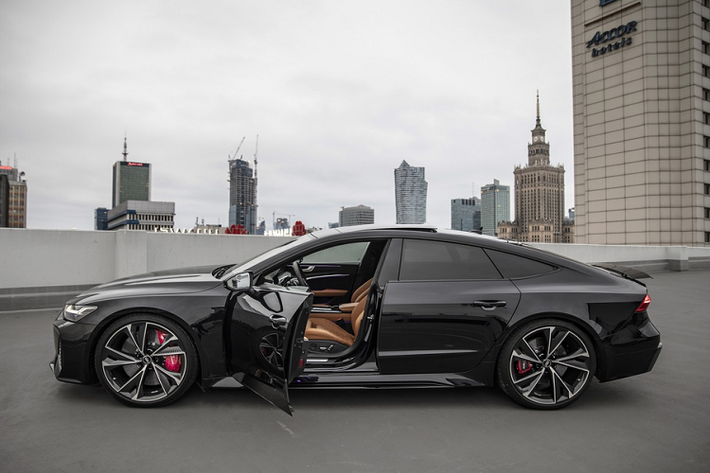 Ngoài động cơ cực mạnh và ngoại hình hầm hố thu hút, khoang lái Audi RS7 Sportback 2021 còn được thiết kế rất đẹp và sang trọng.