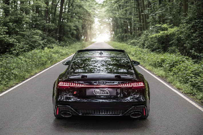 Audi RS7 Sportback 2021 xuất hiện trong video được quay tại Warsaw (Ba Lan) do Auditography công bố. Với màu sơn đen pha lê Sebring kết hợp với bộ mâm 22 inch cỡ lớn, sportback mới của Audi trông vô cùng nổi trội.