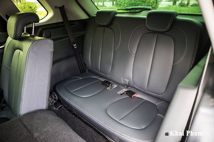 Đi theo xu hướng trẻ trung nên vô-lăng D-Cut là trang bị ấn tượng trên Brilliance V7 2020 và được kết hợp đầy đủ phím bấm chức năng. Phía sau, cụm đồng hồ lại khiến người dùng liên tưởng đến xe VinFast khi có thiết kế khá tương tự. Brilliance V7 2020 cung cấp cho người dùng hệ thống giải trí dựa trên màn hình cảm ứng 10,4 inch với độ nhạy cao có khả năng kết nối Apple CarPlay và Android Auto cùng dàn âm thanh 8 loa.