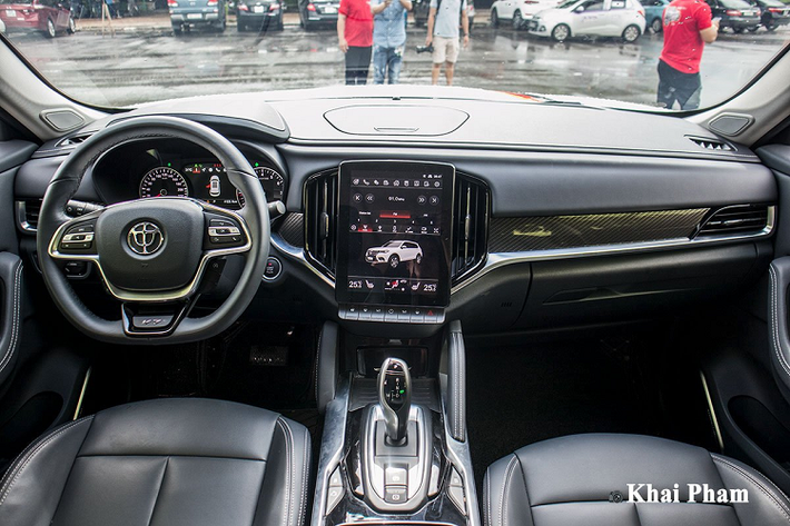 Đuôi xe Brilliance V7 hoàn toàn mới với nhiều nét giống BMW X3 khi nhìn tổng thể. Cụm đèn hậu trên chiếc CUV đến từ nước láng giềng được thiết kế nổi khối đầy gân guốc cùng công nghệ đèn LED. Những trang bị phần đuôi này cũng khá đầy đủ gồm camera/cảm biến lùi, ống xả bọc crom, đèn phanh LED trên cao...