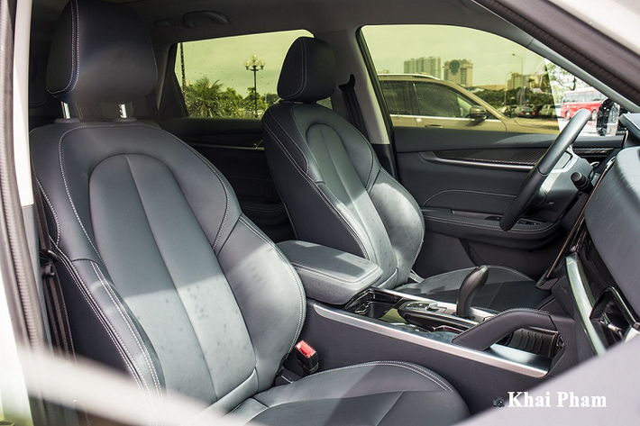 Bên ngoài giống X3 nhưng vào nội thất, Brilliance V7 lại mang nhiều nét thiết kế giống VinFast LUX SA2.0. Đáng chú ý, chiếc xe gầm cao này sở hữu màn hình giải trí trung tâm đặt nổi theo hướng dọc, cần số và khu vực điều khiển dễ khiến người nhìn liên tưởng đến dòng xe SUV của thương hiệu Việt. Đây là chiếc CUV 5+2 nên hàng ghế thứ 3 sẽ không phải là điểm mạnh khi chỉ phù hợp với trẻ em. Hai hàng ghế trước xe mang đến trải nghiệm tốt dành cho người dùng với chất liệu bọc da khá cao cấp, ghế trước chỉnh điện 6 hướng hỗ trợ bơm hơi lưng ghế.