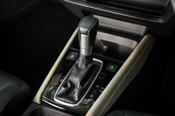 Cabin được bố trí gọn gàng và ưa nhìn hơn. Bên cạnh cần số bổ sung thêm nút ECON nhằm tắt/mở chế độ chạy tiết kiệm nhiên liệu, tương tự như trên các mẫu xe đàn anh.