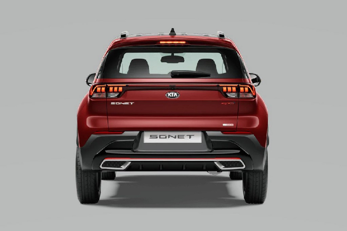 Phần đầu xe nổi bật với lưới tản nhiệt mũi hổ đặc trưng của Kia, đèn pha LED bóng bẩy, và dải đèn LED chiếu sáng ban ngày có tạo hình giống như nhịp tim. Vẻ ngoài trẻ trung của Sonet còn được xác định bởi thiết kế và kết cấu cột C độc đáo, cửa kính hậu bo tròn, cụm đèn hậu LED cũng có kiểu dáng giống như nhịp tim, và bộ mâm xe hợp kim 16 inch cắt pha lê.