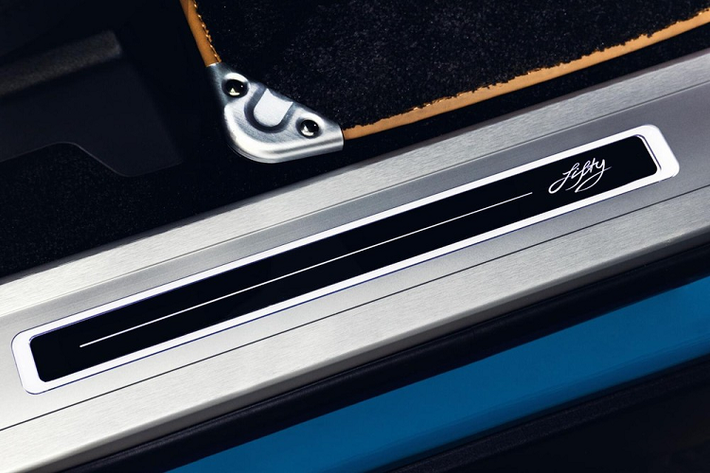 Trong khi đó, Range Rover SVAutobiography Dynamic Black Edition 2021 chỉ có một số nâng cấp nhỏ như màu sơn đen Santorini Black Metallic với những điểm nhấn ngoại thất màu đen bóng Narvik Black, bộ vành màu đen 22 inch, cùm phanh màu đen, ốp bậc cửa phát sáng và ghế bọc da màu đen, đi kèm chỉ khâu màu đỏ tương phản.