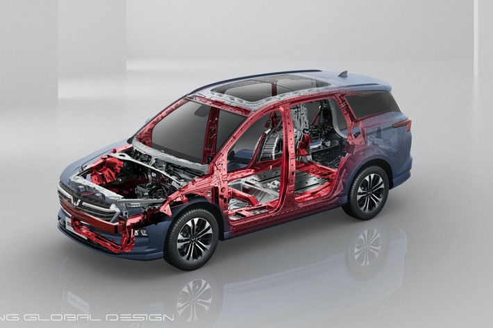 Mẫu MPV Wuling Victory 7 chỗ mới mẻ này cũng trang bị cửa sổ trời toàn cảnh lớn nhất trong phân khúc với kích thước 1.365 x 870 mm. Nó cũng có trang bị một bộ lọc không khí PM2.5 và máy tạo ion âm mà có tác dụng “chặn bụi, vi rút và vi khuẩn để tạo ra một môi trường nội thất trong lành với mức độ bảo vệ N95”. Xe có cấu trúc thân vỏ sức chống chịu cao làm từ 31% thép cường độ siêu cao đẳng cấp hàng không và 63% thép cường độ cao. Nó còn có 6 túi khí phía trước và 6 túi khí bên cửa cũng như 4 camera ngoại thất góc rộng và 6 radar