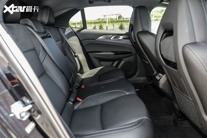 Do vậy, Lynk &amp; Co 02 Champion Edition có trang bị một hệ thống âm thanh Infinity xịn và hệ thống thông tin giải trí nâng cấp với phần mềm điều khiển bằng giọng nói hoàn toàn mới. Ví dụ, người sử dụng bây giờ dùng giọng nói để điều khiển ứng dụng Baidu Maps cực phổ biến ở Trung Quốc.