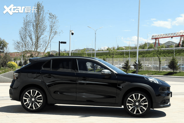 Lynk &amp; Co 02 Champion Edition có đặc biệt hơn một chút so với phiên bản xe tiêu chuẩn thông thường. Thứ nhất, nó được sơn một màu đen tuyền từ đầu tới cuối, duy chỉ có phần nóc là mang màu xám mờ. Tiếp theo, bộ la-zăng 18 inch giờ đây có mang một thiết kế mới, trong khi nội thất bên trong cũng mang một tông màu tối hơn với ghế thể thao màu xám phía trước và ghế dài cũng màu xám phía sau.